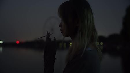 夜晚湖边忧愁女生情绪抽烟视频的预览图